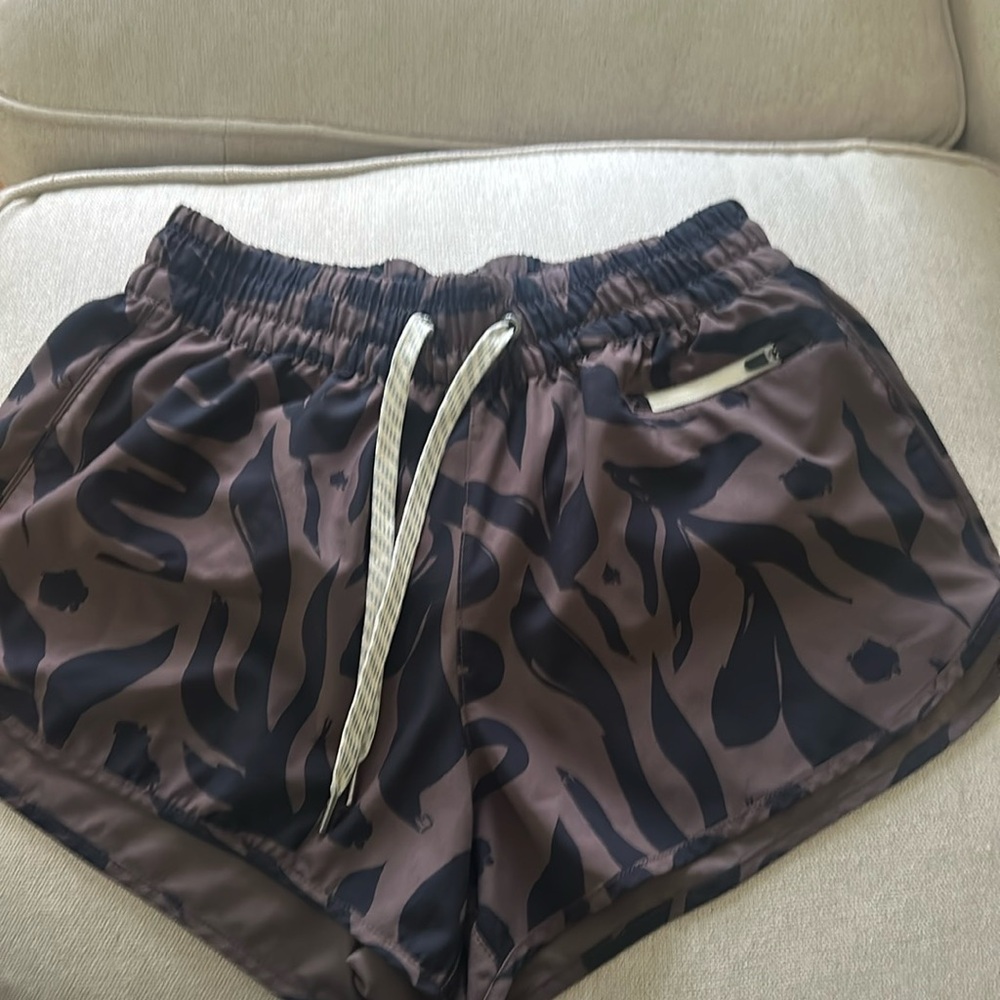 Like New Size Small Vuori 2.5” Clementine Shorts